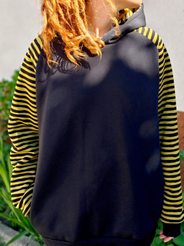 sudadera con capucha rayas amarillas