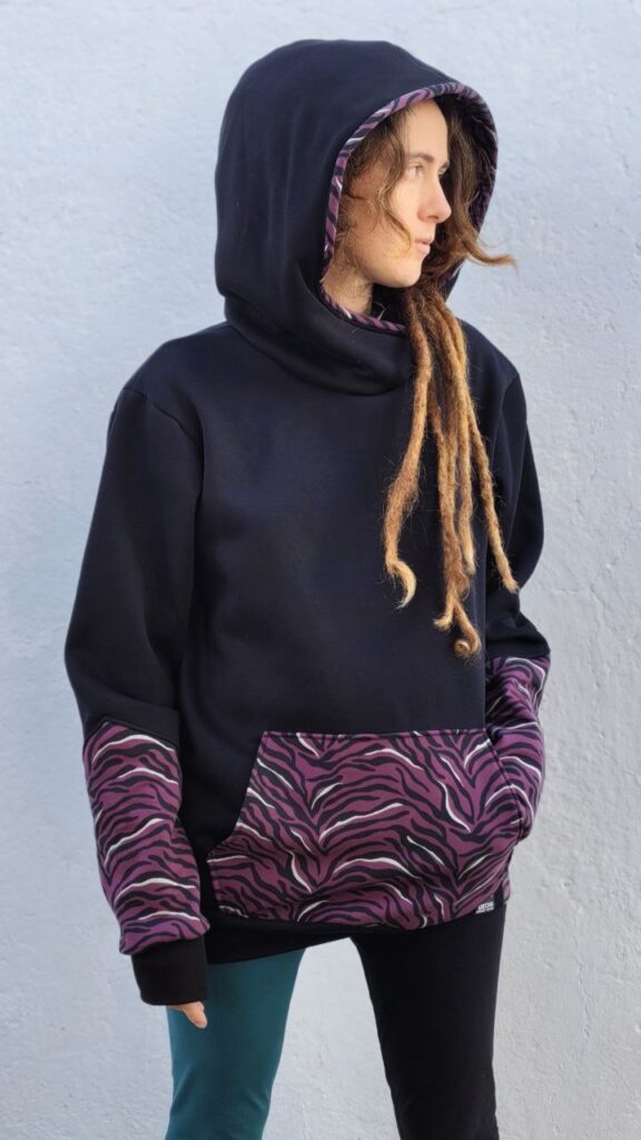 sudadera cebra morada capucha