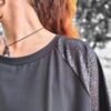 camiseta larga de algodón leopardo negro detalle
