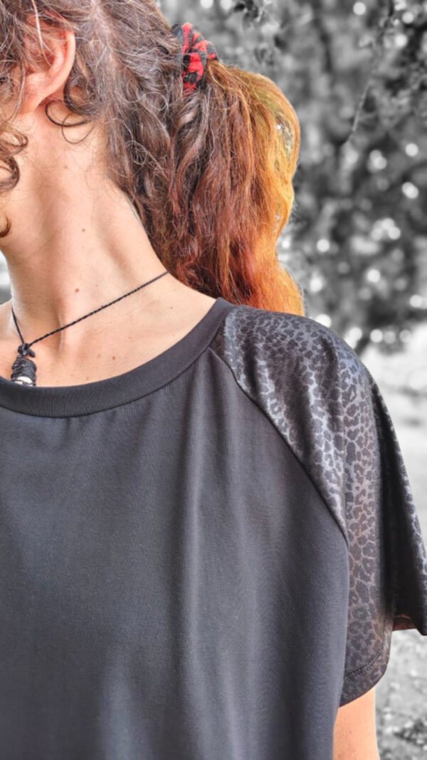 camiseta larga de algodón leopardo negro detalle