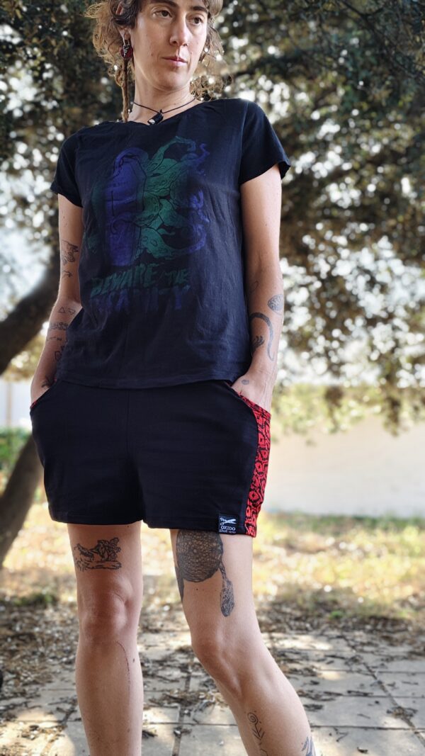 pantalón corto rojo