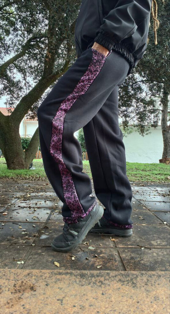 pantalón de chandal leopardo morado