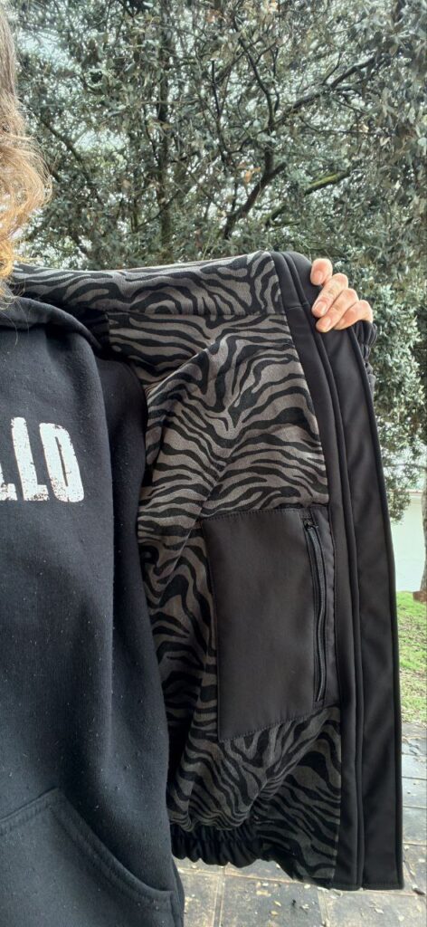 abrigo impermeable cebra gris