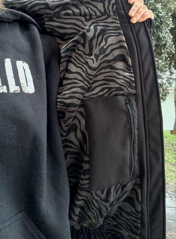 abrigo impermeable cebra gris