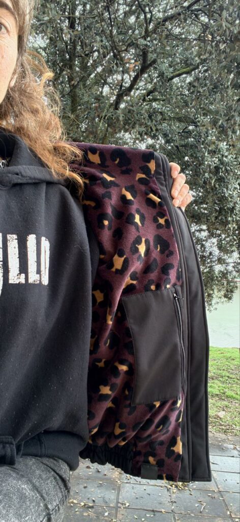 Abrigo impermeable leopardo burdeos