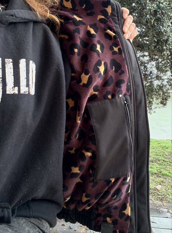 Abrigo impermeable leopardo burdeos