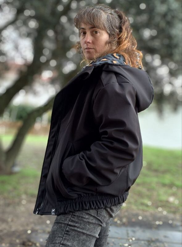 abrigo impermeable leopardo petroleo