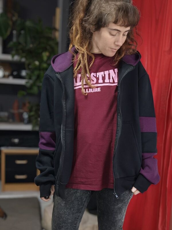 Sudadera con cremallera negro y morado