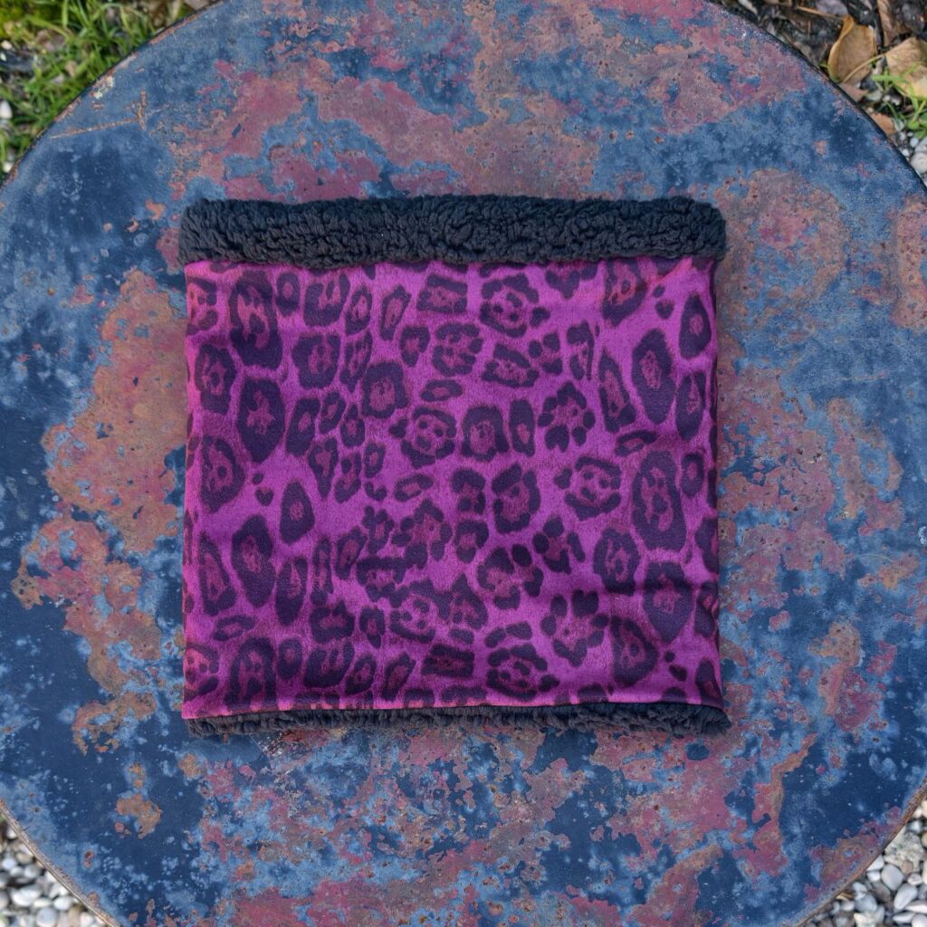 braga de cuello leopardo morado