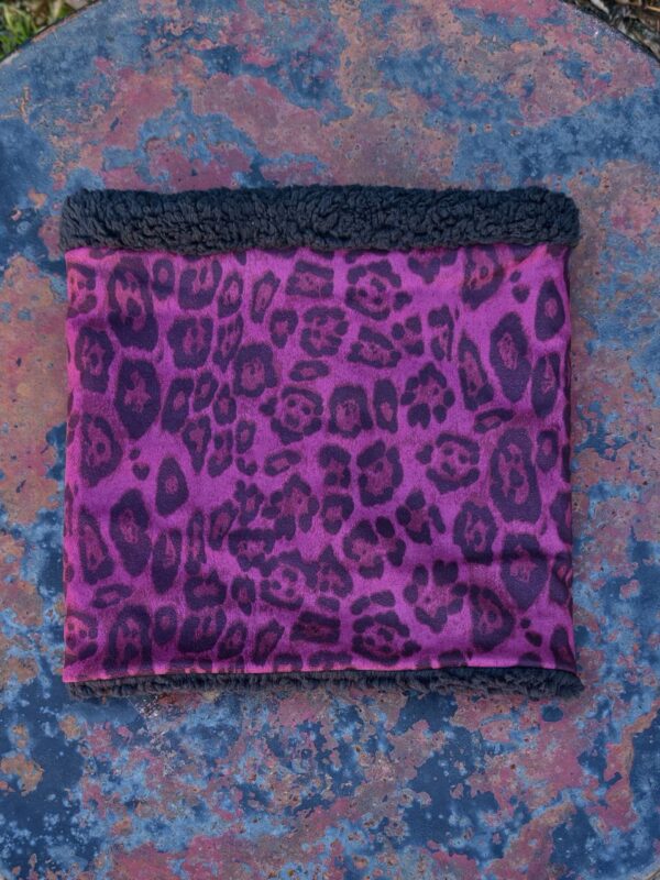 braga de cuello leopardo morado