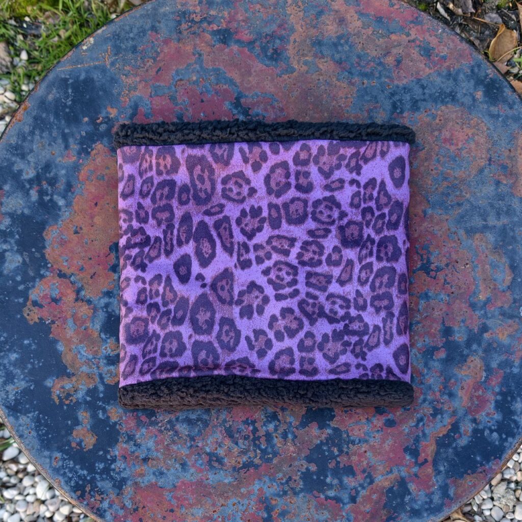 braga de cuello leopardo lila