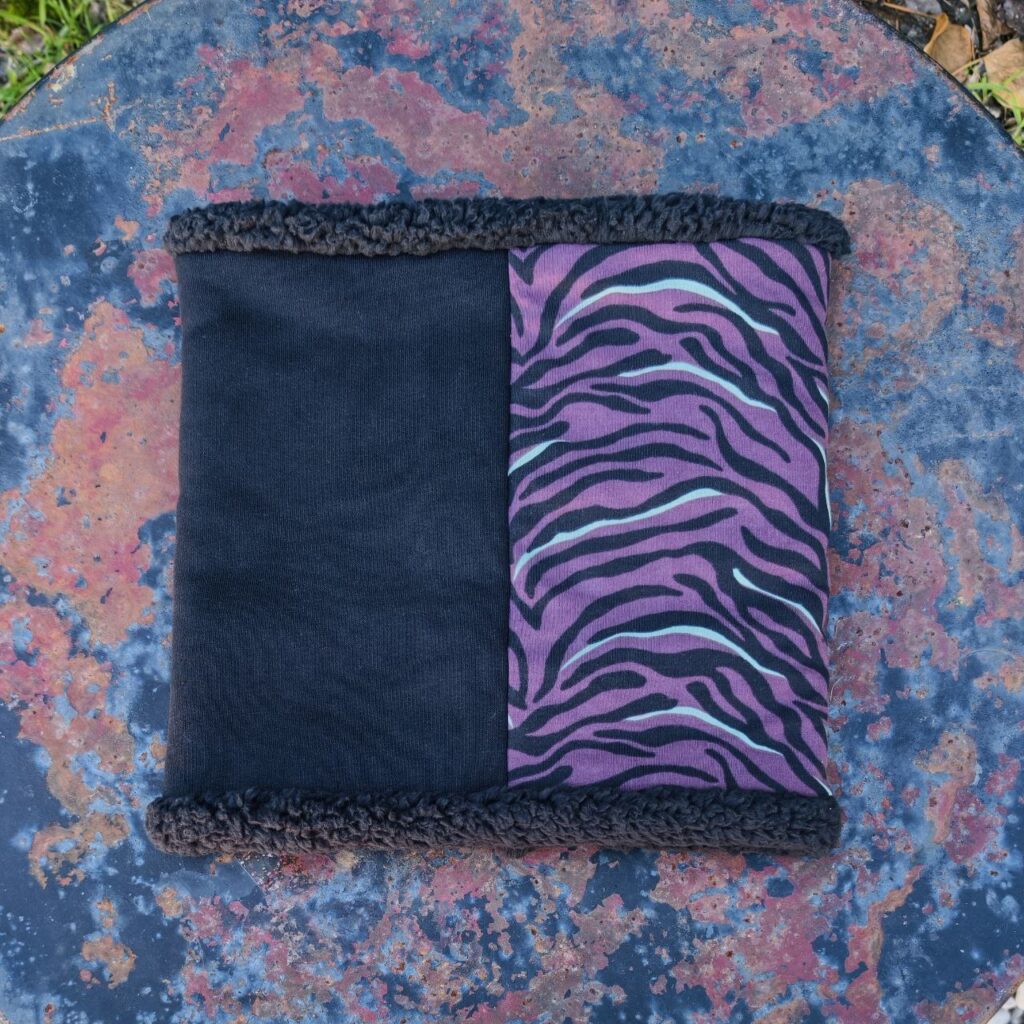 braga de cuello mitad cebra morada