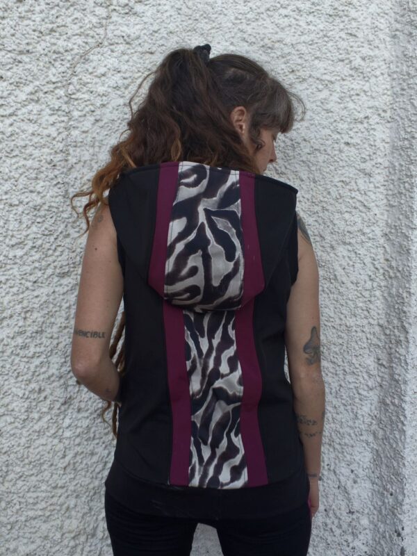 Chaleco con capucha cebra y fucsia