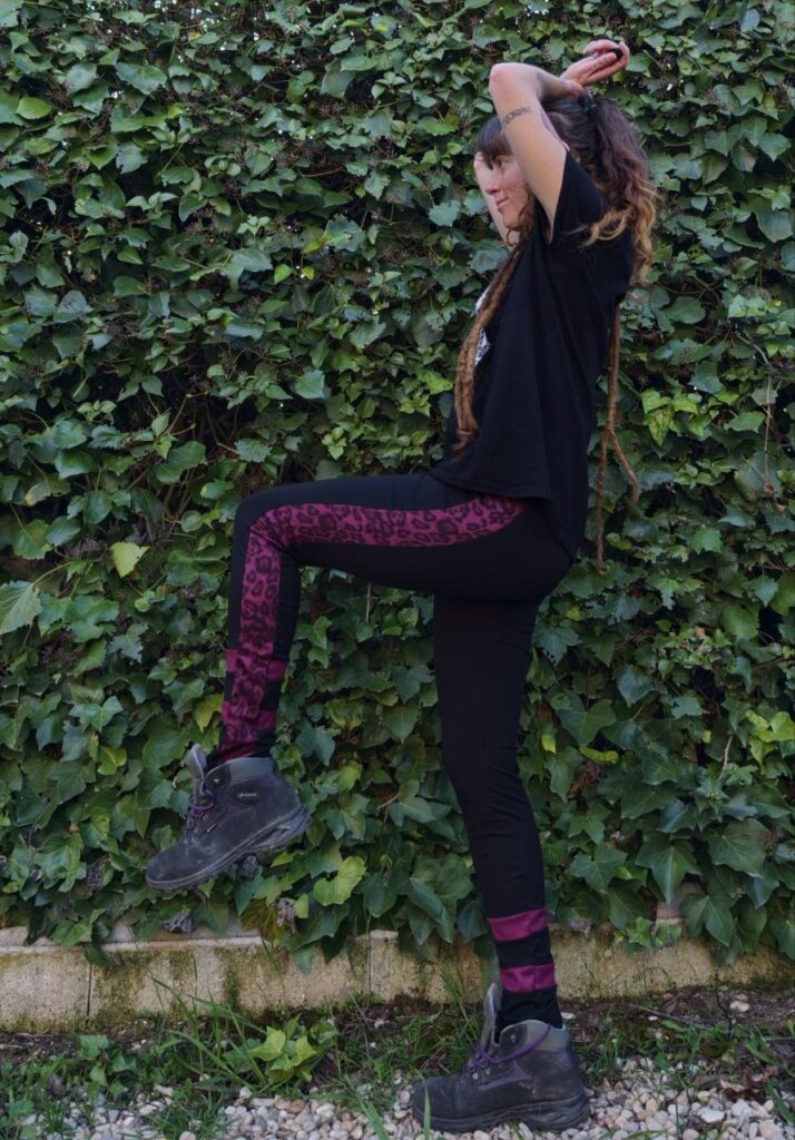 Leggins raya lateral leopardo burdeos