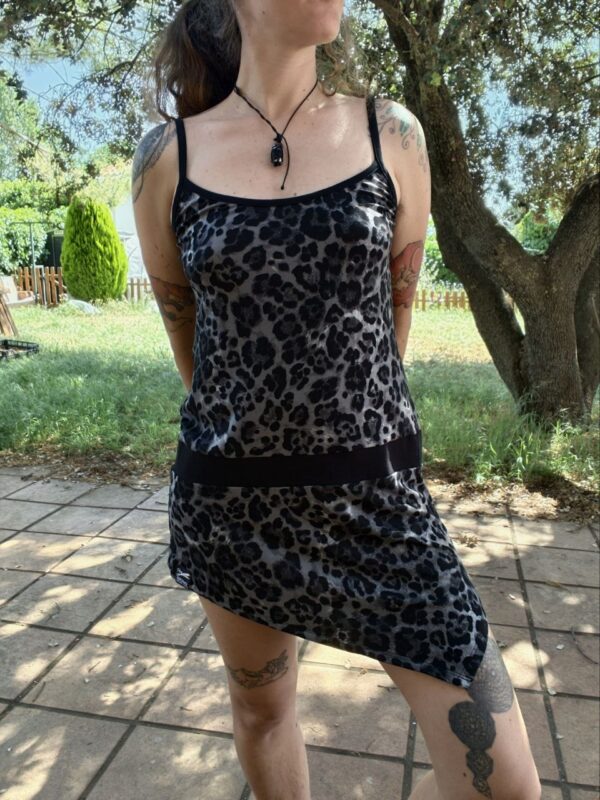 Vestido leopardo gris en pico