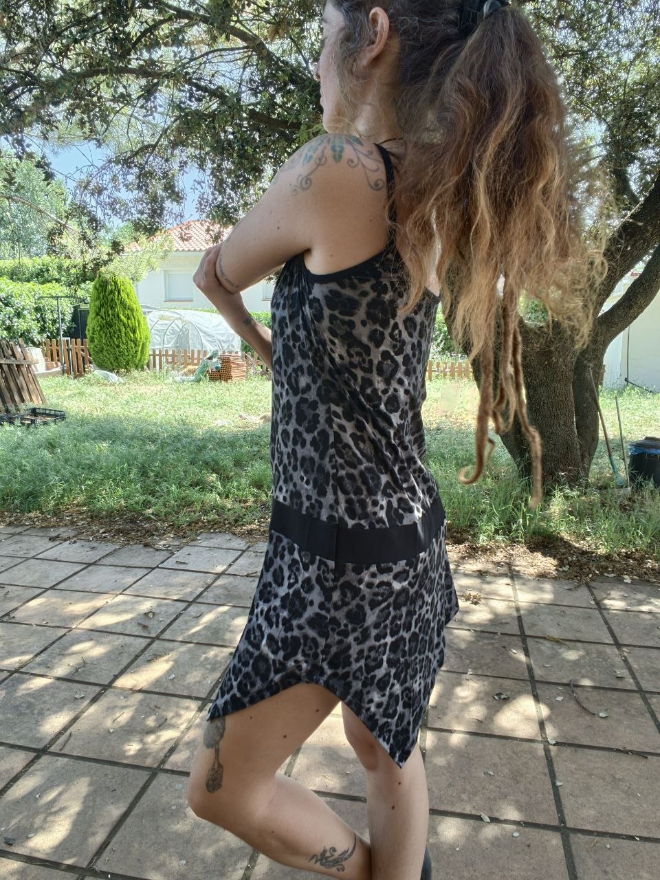 Vestido leopardo gris en pico